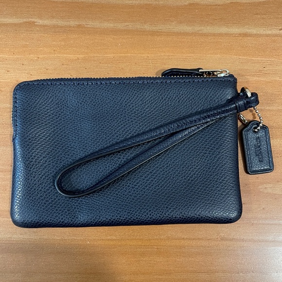 COACH CORNER ZIP LEATHER WRISTLET - Picture 6 of 6